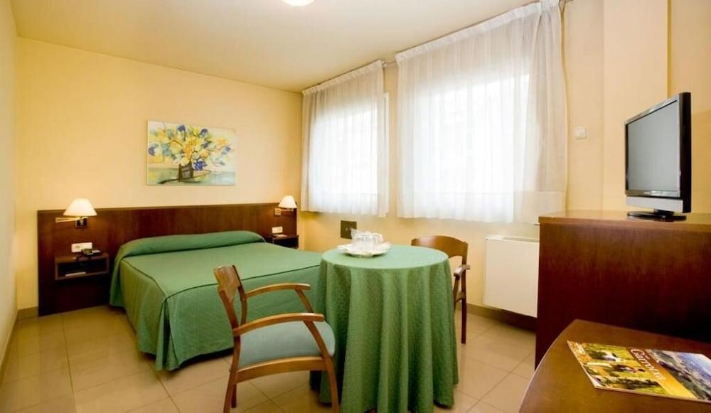 Hotel La Perla D'Olot Bagian luar foto