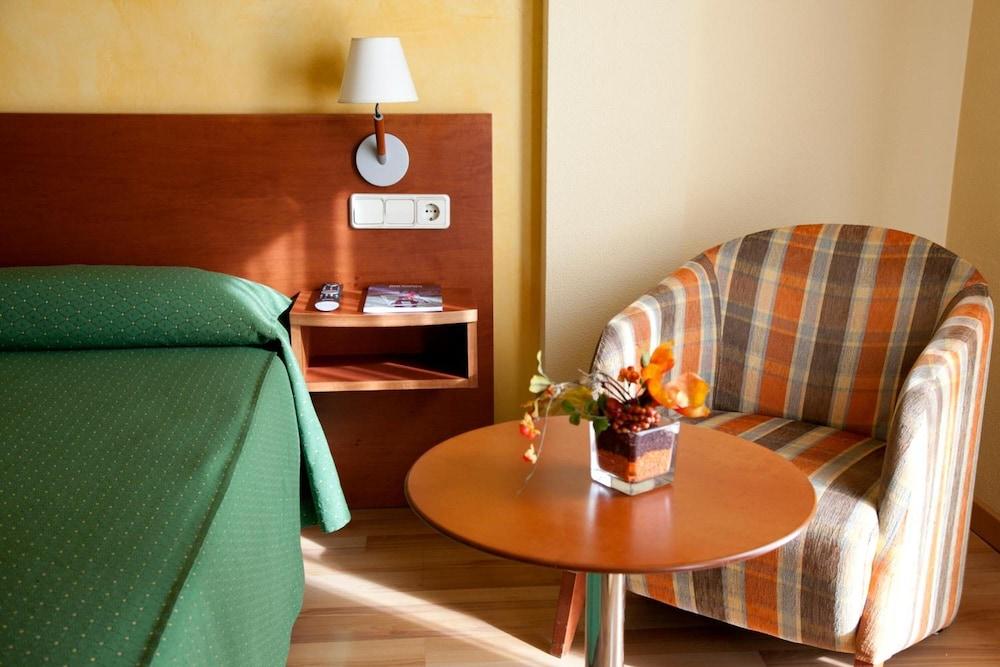 Hotel La Perla D'Olot Bagian luar foto