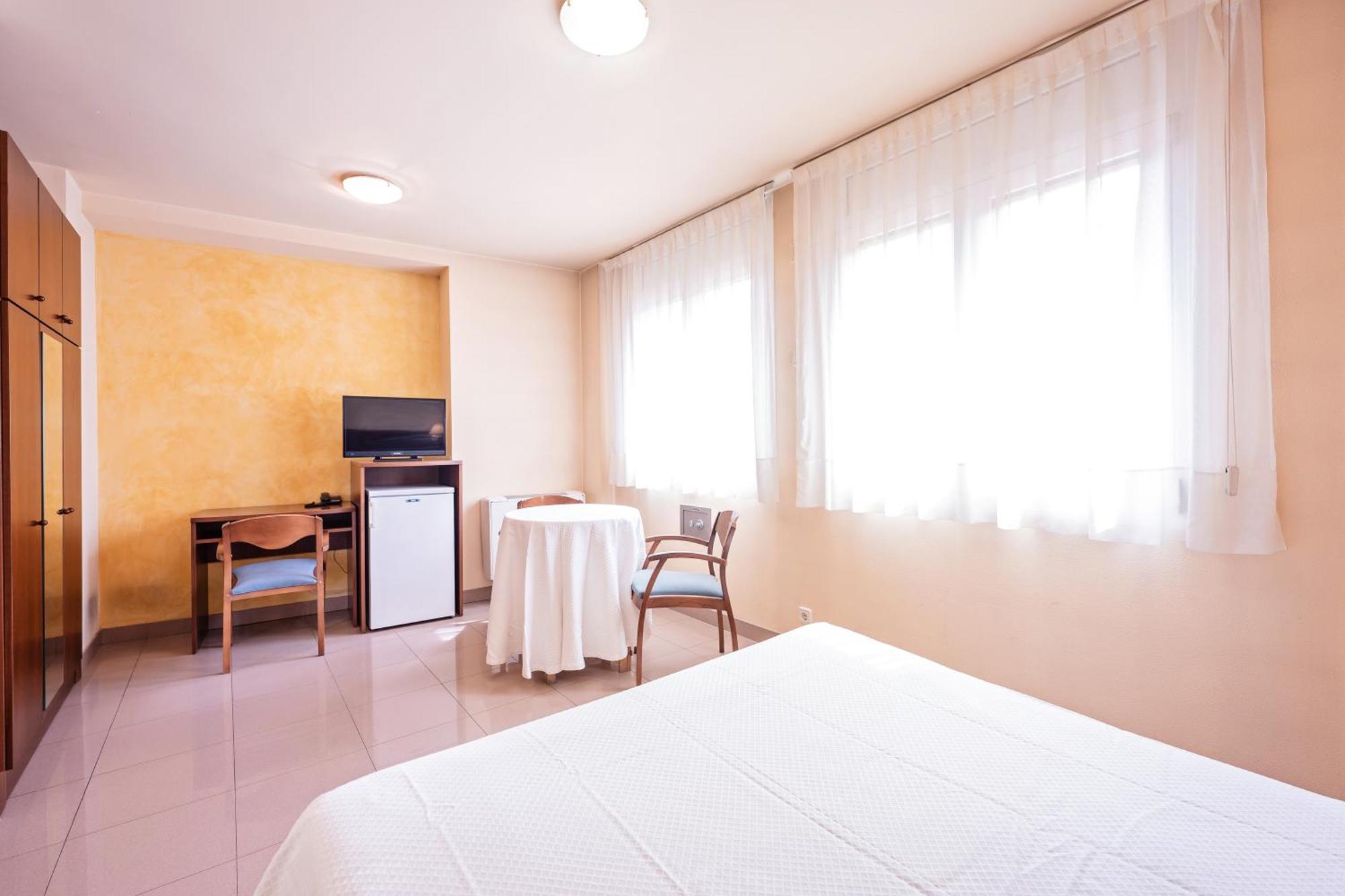 Hotel La Perla D'Olot Bagian luar foto