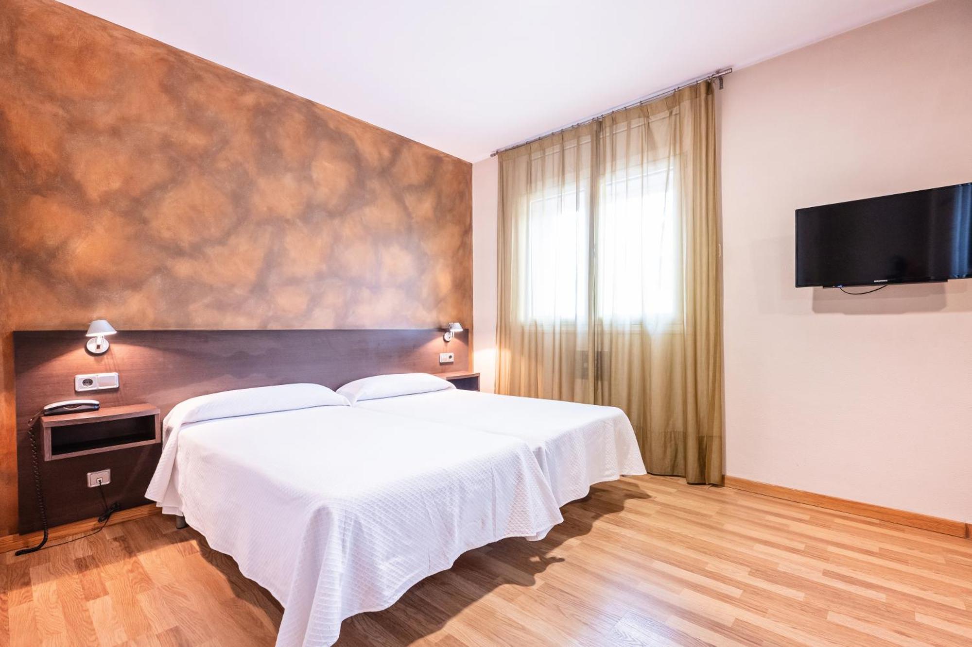 Hotel La Perla D'Olot Bagian luar foto