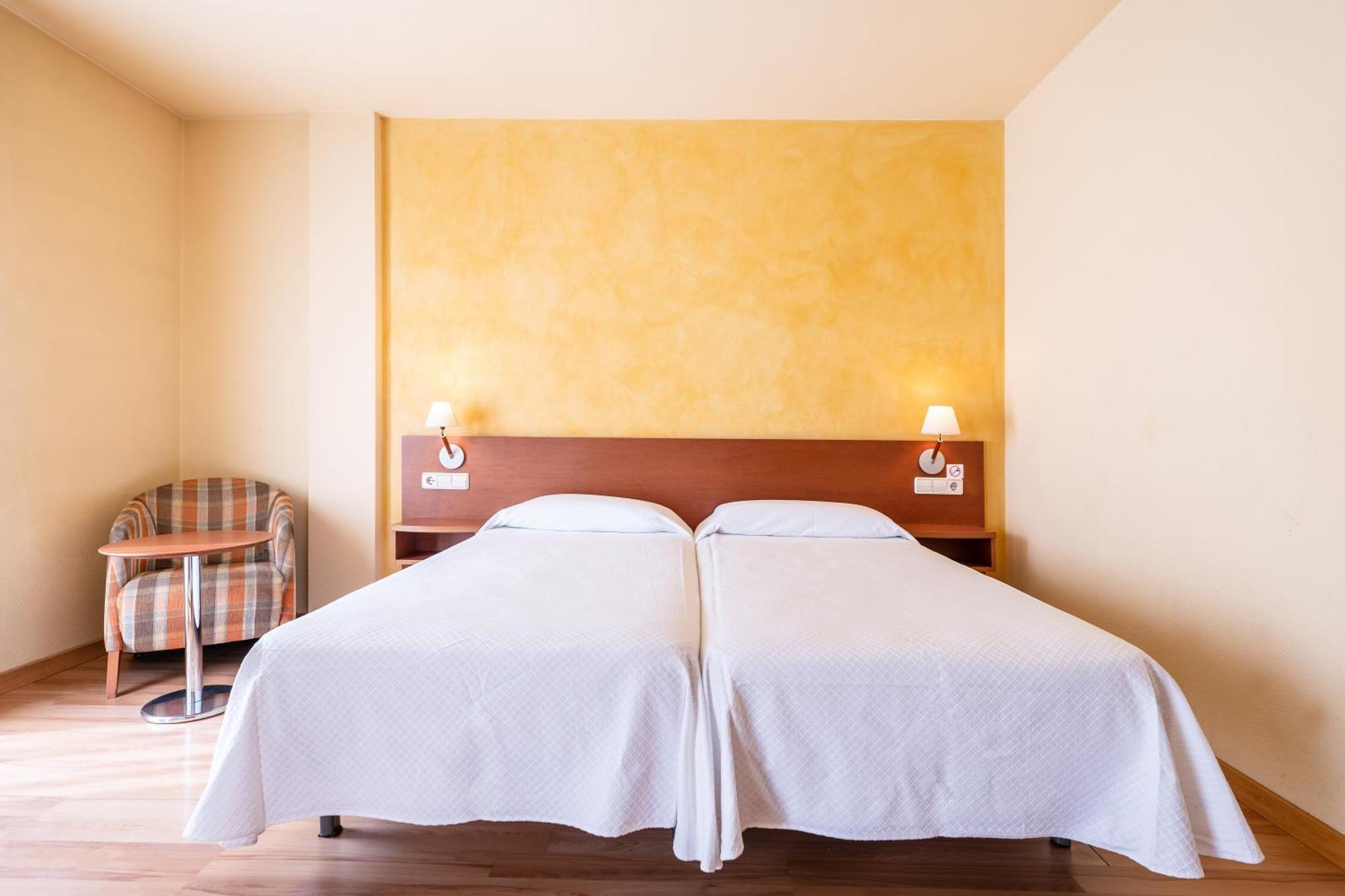 Hotel La Perla D'Olot Bagian luar foto