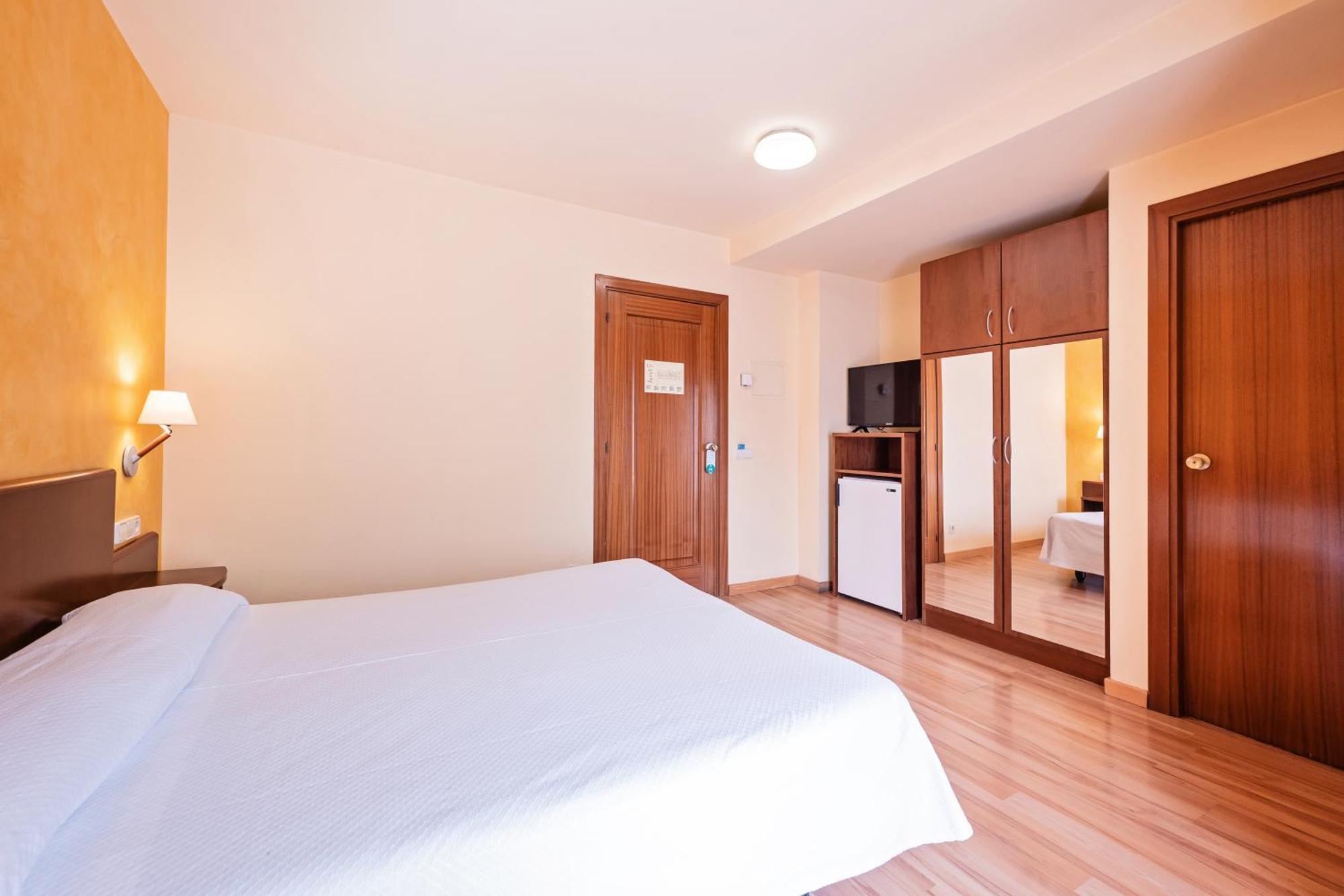 Hotel La Perla D'Olot Bagian luar foto
