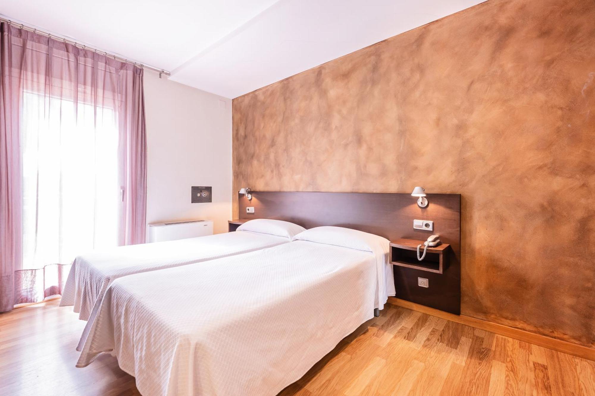Hotel La Perla D'Olot Bagian luar foto